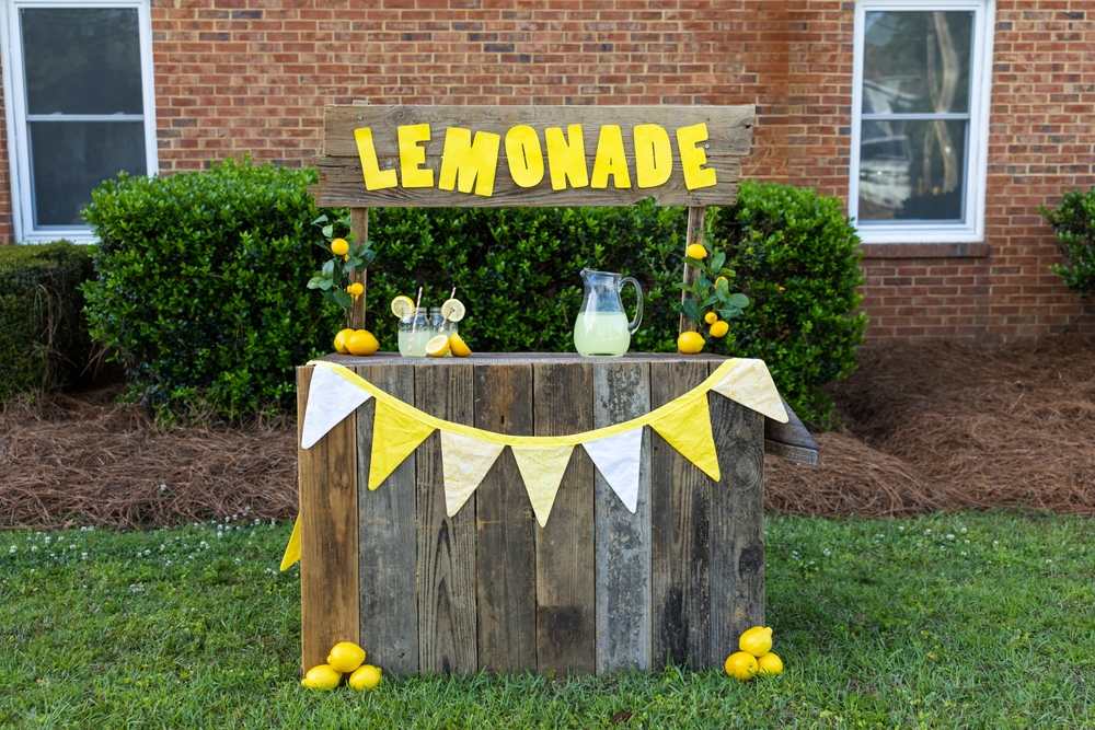 an,empty,lemonade,stand,ready,for,children,to,start,selling