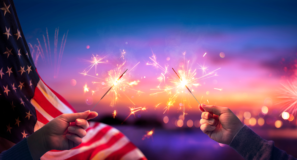 usa,celebration,with,hands,holding,sparklers,and,american,flag,at