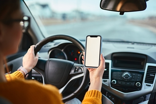 woman,driver,using,mobile,phone,screen,blank,mockup,while,driving