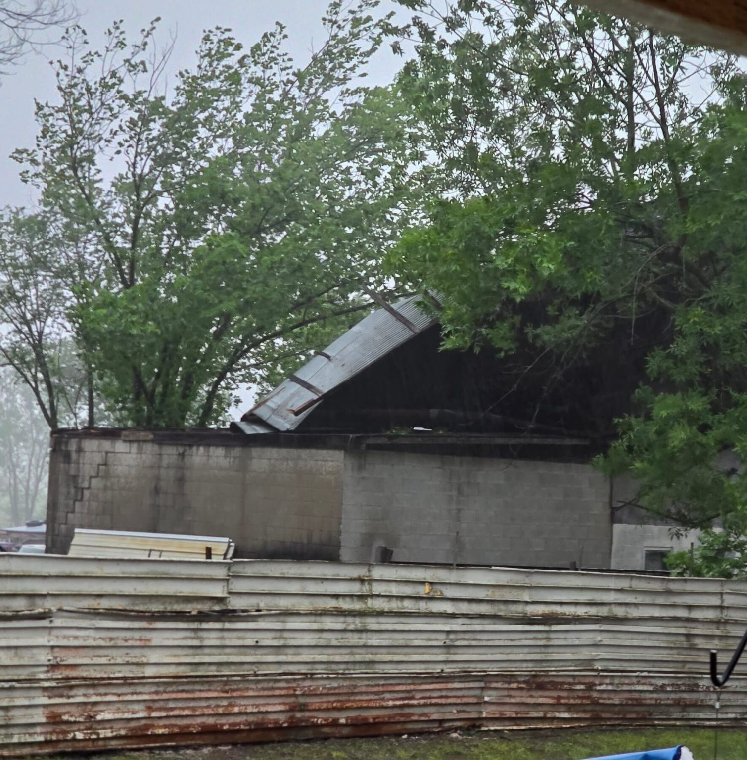 roof off garage carterville mo 5 19 25